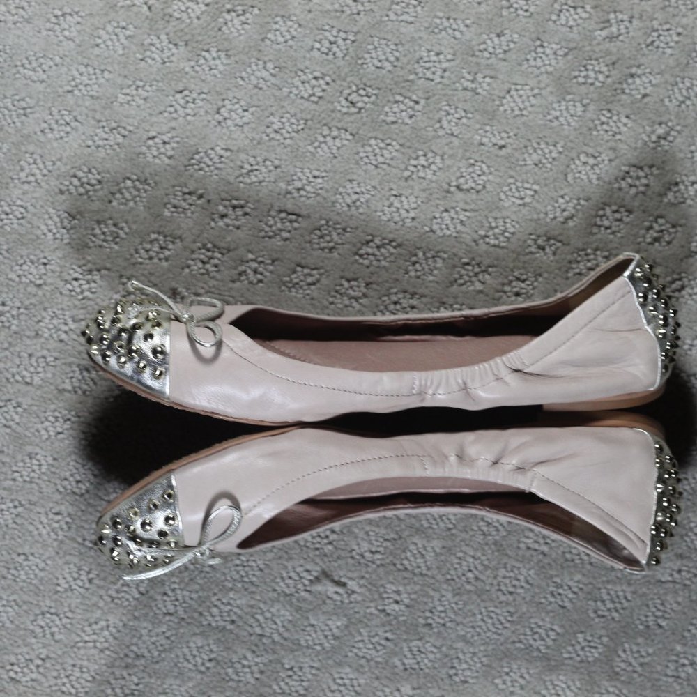 Vince Camuto Ferguson Sz 10 Studded Gold Toe on Beige Ballet Slippers - LIKE NEW - Picture 3 of 6